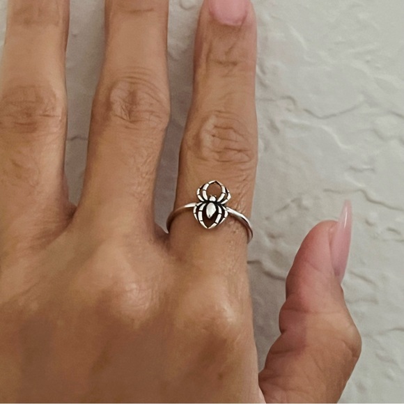 Sterling silver small spider ring, silver spider ring, dainty spider ring - Picture 3 of 9